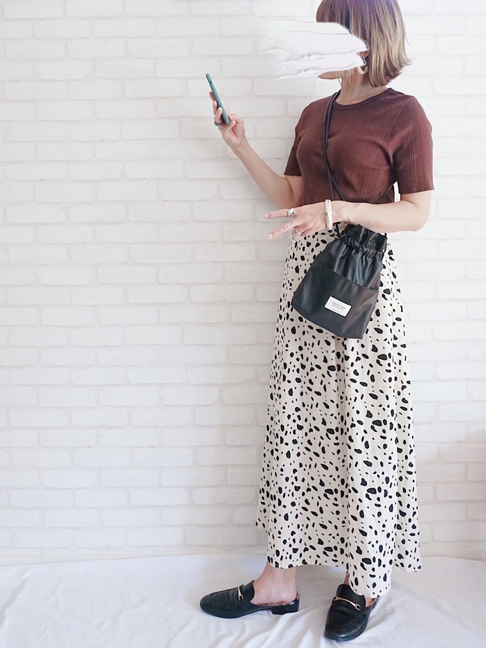 「ラブアンドピース2020、秋服準備はじめました、大人カジュアル、秋コーデ、プチプラコーデ、プリーツスカート、ダルメシアン柄、ローファー、巾着バッグ、beautiful people」｜「beautiful peopleの【beautiful people(ビューティフルピープル)】《STUDIOUS別注》2WAYレザー巾着ショルダーバッグ（ショルダーバッグ、ブラック系）」を使った、Fukuco✯さん（レディース・164cm）の秋コーディネートの1枚目の写真