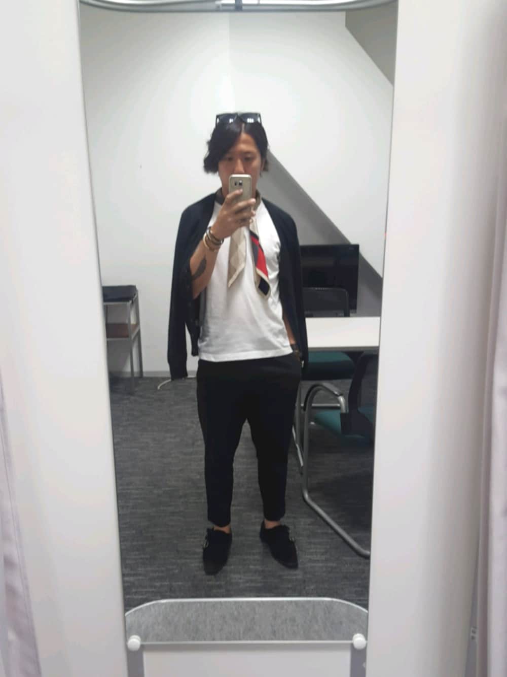 「カーディガン、Tシャツ、スラックス、柄パンツ、ZARA、スカーフ、チョーカー、ブレスレット、HERMES、ダブルモンク」｜「GUのアイテム（カーディガン/ボレロ、ブラック系）」を使った、Ryohsukeさん（メンズ・169cm）の春コーディネートの1枚目の写真