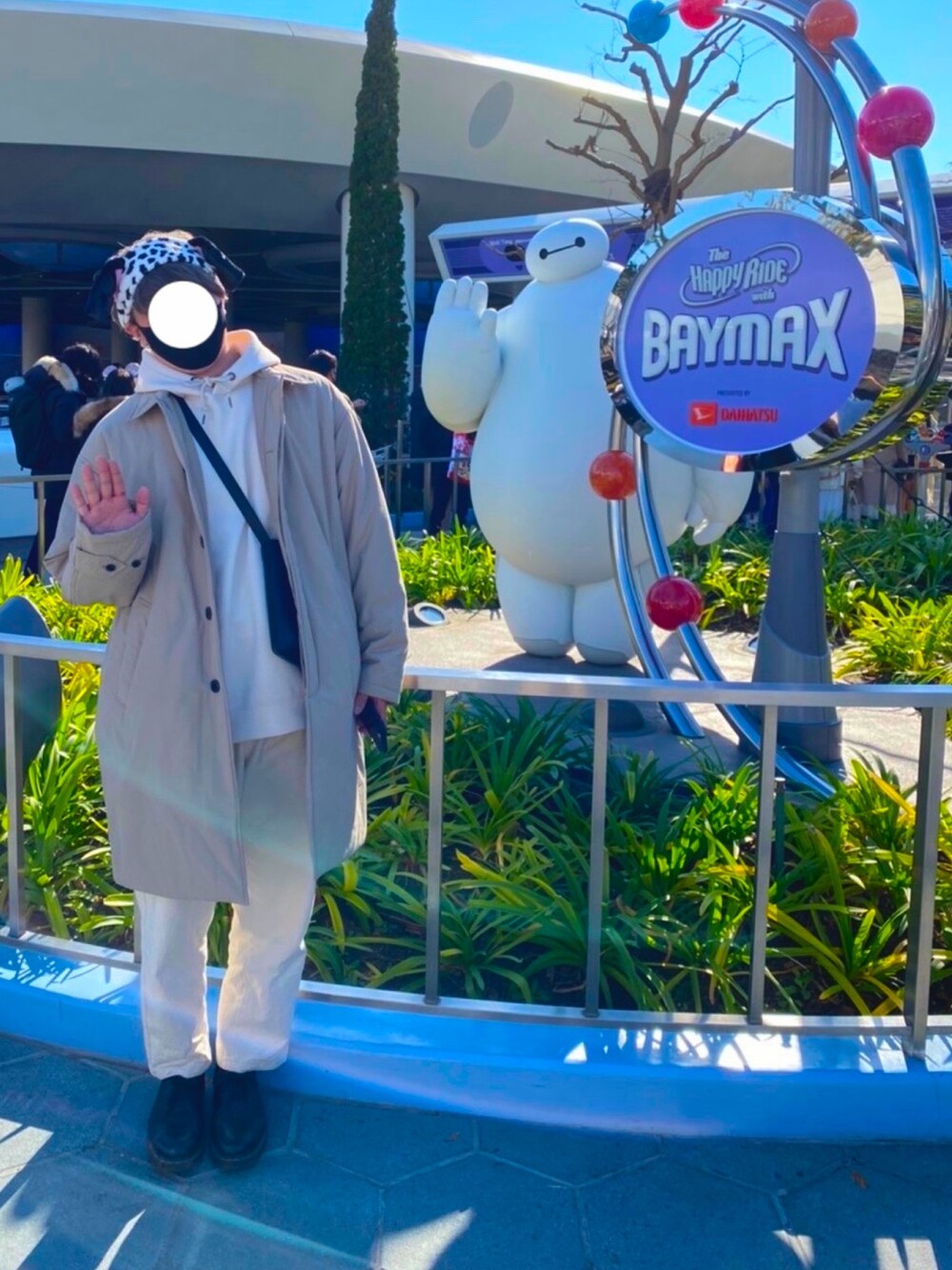 「冬コーデ、ビックシルエット、トレンチコート、パーカー、シェフパンツ、大学生、ディズニー、ディズニーコーデ、ディズニーランド、クリスマスディズニー」｜「URBAN RESEARCH DOORSのパデットステンカラーコート（ステンカラーコート、ベージュ系）」を使った、たいせいさん（メンズ・169cm）の冬コーディネートの1枚目の写真