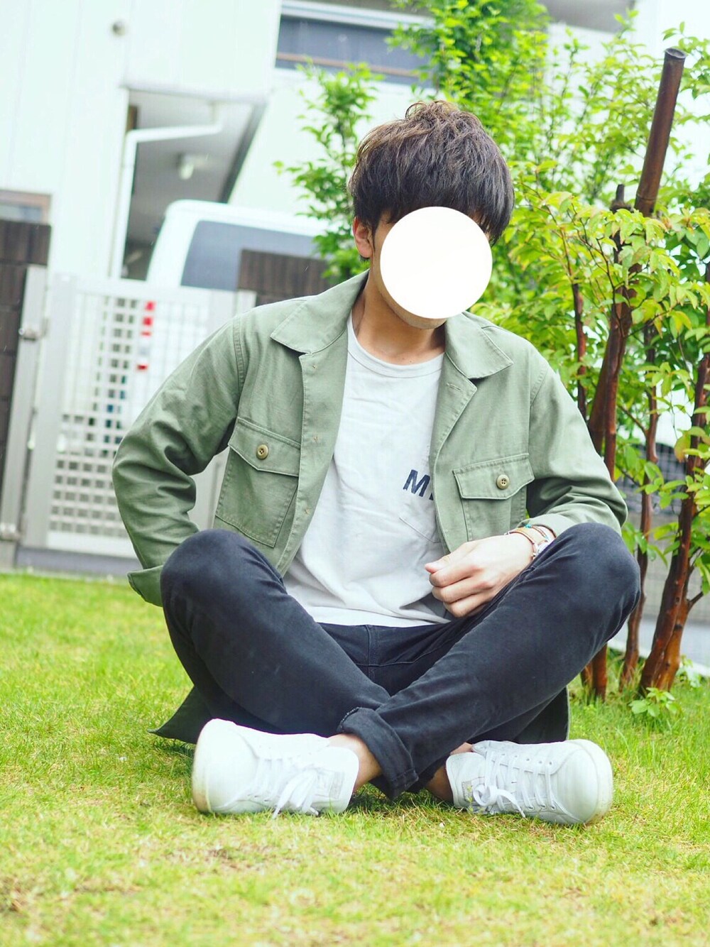 「肌ウーノ、時計、ミリタリー、MHL.、Tシャツ、シンプル、大人カジュアル、きれいめカジュアル、adidas、スタンスミス」｜「MHL.の・PRINTED JERSEY（Tシャツ/カットソー、グリーン系）」を使った、りょうさん（メンズ・174cm）の春コーディネートの1枚目の写真