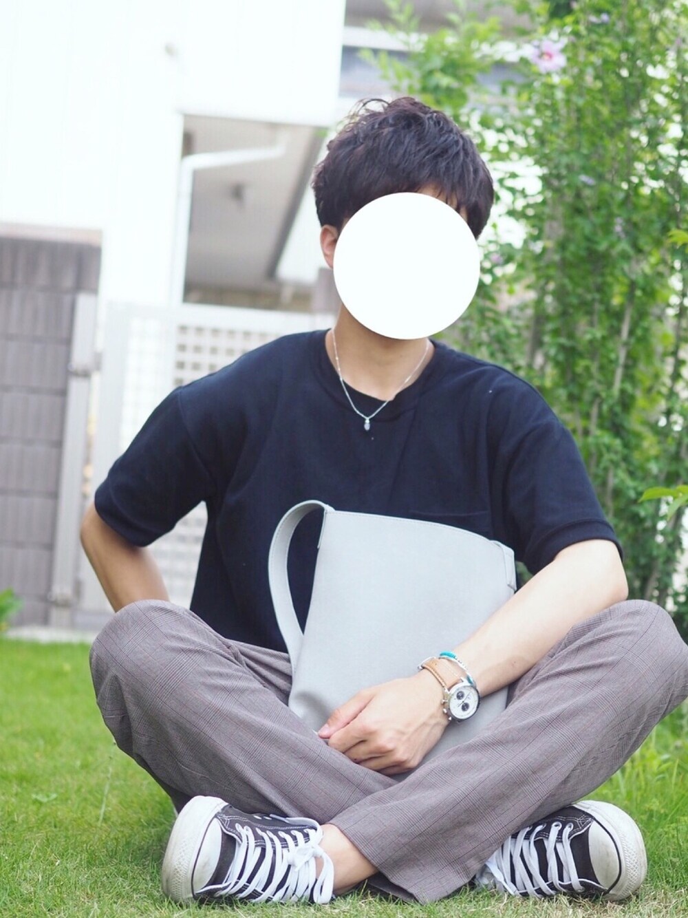 「お洒落さんとつながりたい、ネックレス、グレンチェック、モノトーン、Tシャツ、シンプル、夏コーデ、ラフ、カジュアルコーデ、スニーカー」｜「SENSE OF PLACE by URBAN RESEARCHのミニショルダーバッグ（ショルダーバッグ、ベージュ系）」を使った、りょうさん（メンズ・174cm）の夏コーディネートの1枚目の写真