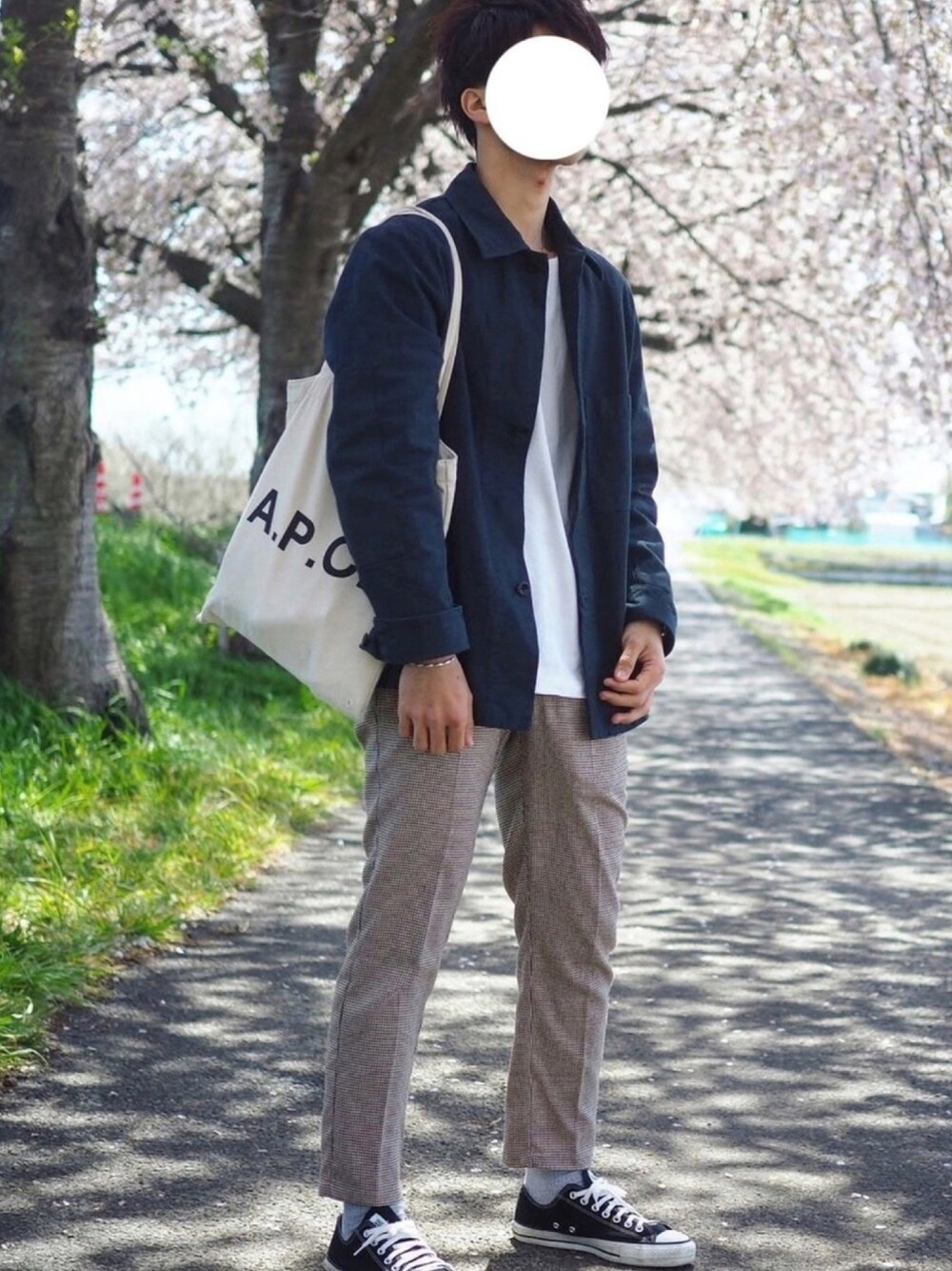 「平成最後のWEARISTAセンバツ、カバーオール、ジャケット、チエックパンツ、スニーカー、シンプル、カジュアル、春コーデ、おしゃれさんと繋がりたい、Tシャツ」｜「MHL.のMHL.×URBAN RESEARCH　別注カバーオール（カバーオール、グレー系）」を使った、りょうさん（メンズ・174cm）の春コーディネートの1枚目の写真