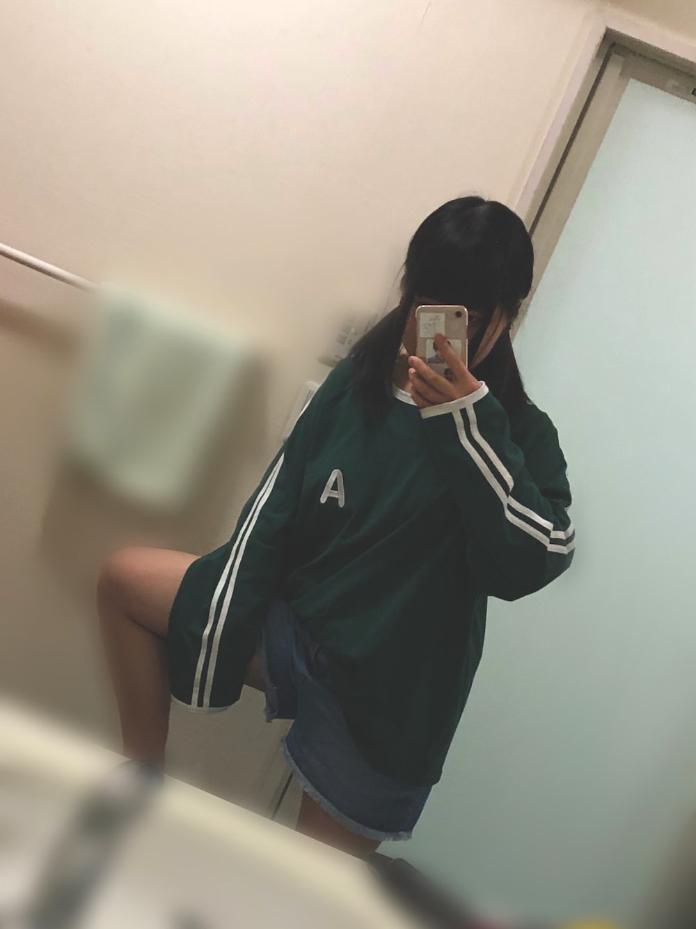 「スポーティー、スポッチャ、シンプル、ショートデニム、ショートパンツ、グリーン、ホワイトロゴ」｜「brand ?のアイテム（Tシャツ/カットソー、グリーン系）」を使った、ツキさん（レディース・155cm）の冬コーディネートの1枚目の写真