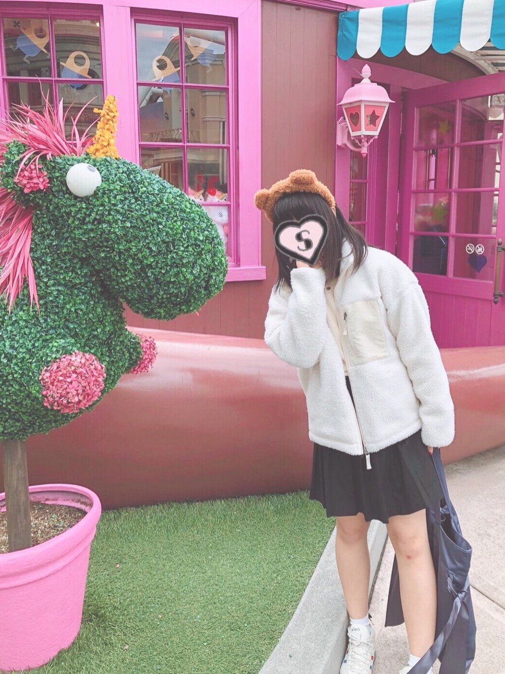 「USJ、ユニバーサルスタジオジャパン、ティム、お洒落なジャニヲタさんと繋がりたい、ボア、プリーツスカート、ポンポンニット」｜「GUのアイテム（ジャケット/アウター、ホワイト系）」を使った、ツキさん（レディース・155cm）の冬コーディネートの1枚目の写真