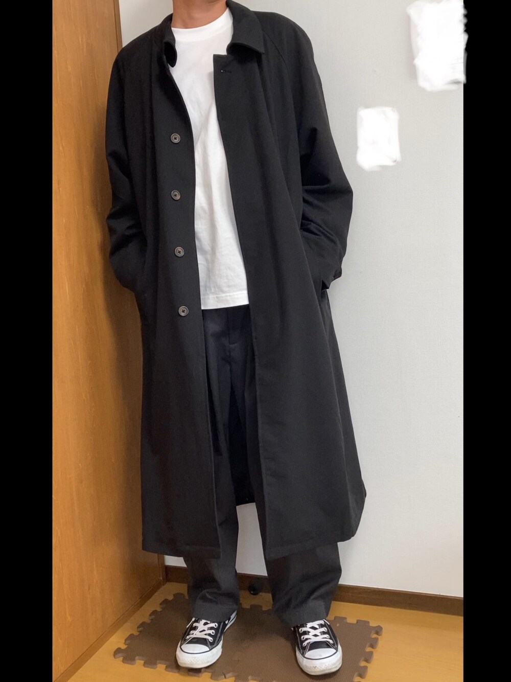 「おしゃれさんと繋がりたい、シンプルコーデ、きれいめカジュアル」｜「remerのloose soutien collar long coat/ルーズステンカラーコート（ステンカラーコート、ブラック系）」を使った、Kaedeさん（メンズ・167cm）の春コーディネートの1枚目の写真