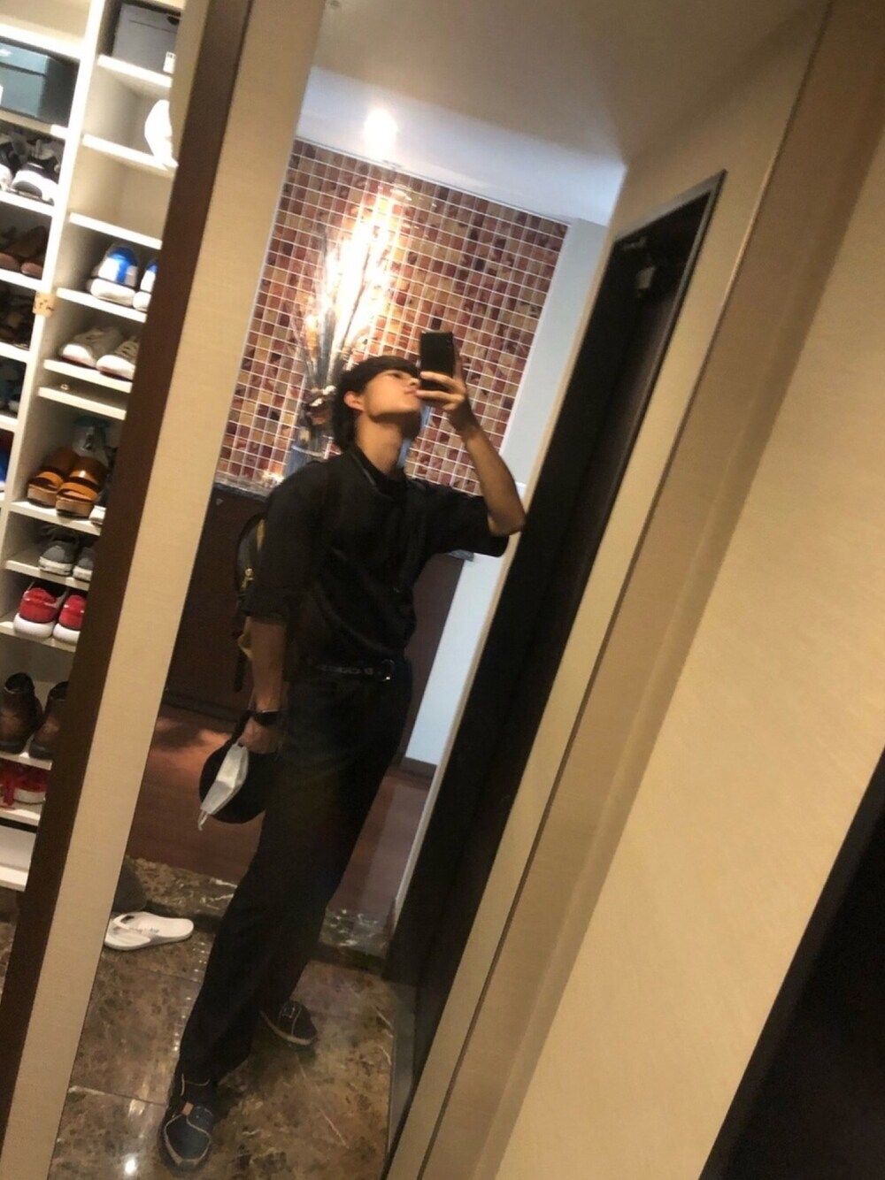 「モノトーン、全身GU、GU」｜「GUのアイテム（Tシャツ/カットソー、ブラック系）」を使った、genさん（メンズ・168cm）の秋コーディネートの1枚目の写真