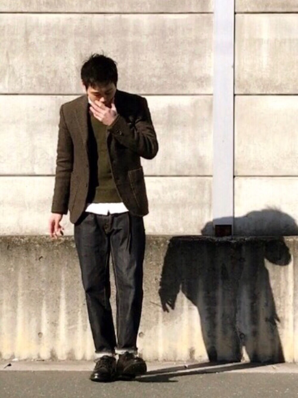 「A.P.C.、TSUMORI CHISATO、Hender Scheme、Scye、GRENSON×NORWEGIAN RAIN、デニム、オックスフォードシャツ、ツイードジャケット、革靴、ジャケパン」｜「TSUMORI CHISATOのアイテム（テーラードジャケット、ブラウン系）」を使った、mino さん（メンズ・168cm）の冬コーディネートの1枚目の写真