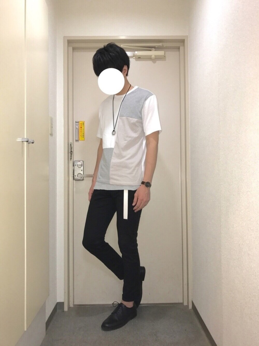 ホワイト系のTシャツ/カットソー、グレー系のタンクトップ、ブラック系のその他パンツを着用したメンズの春コーディネートの1枚目の写真