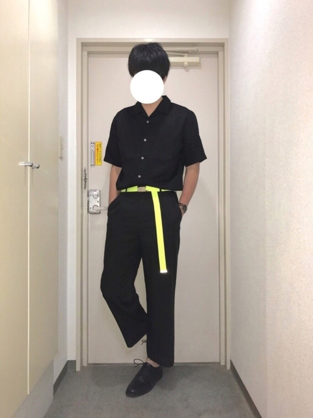 ブラック系のシャツ/ブラウス、ブラック系のスラックス、ブラック系のドレスシューズを着用したメンズの夏コーディネートの1枚目の写真