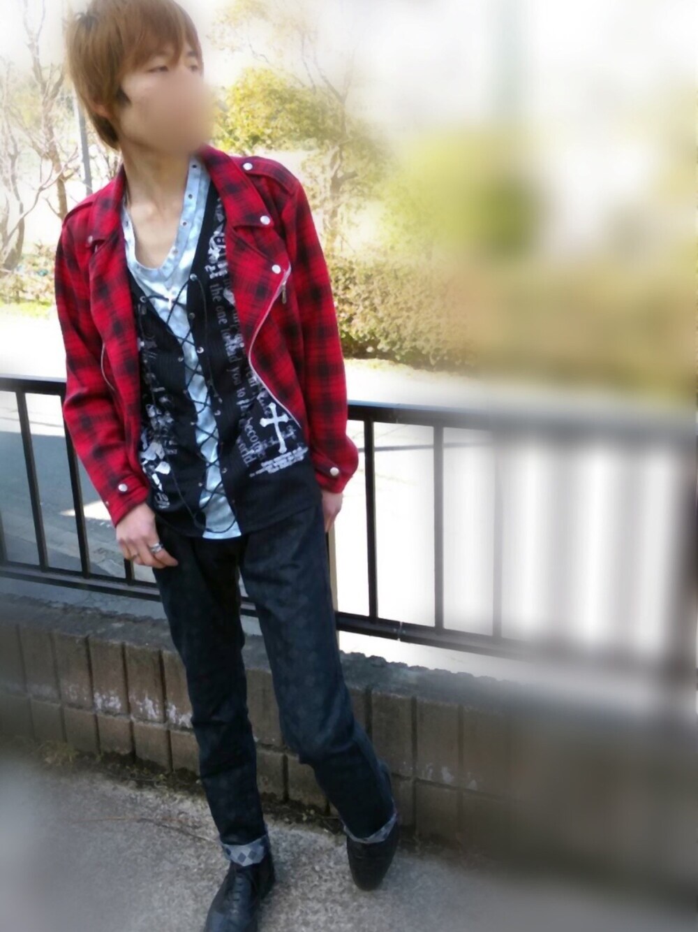 「ロック、赤チェック、ライダース、革靴、モード、アクセサリー」｜「Beaumereのアイテム（ライダースジャケット、レッド系）」を使った、さゆうさん（メンズ・165cm）の春コーディネートの1枚目の写真