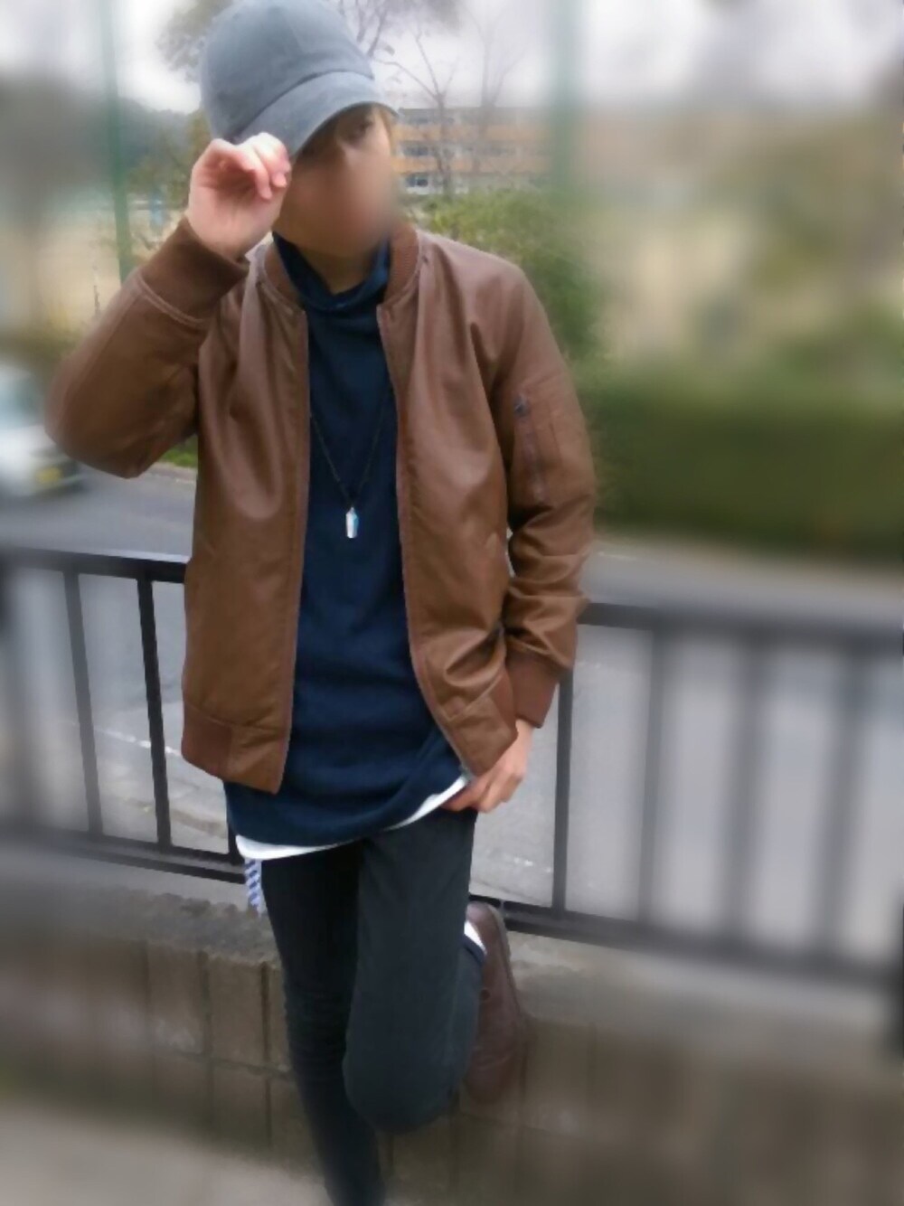 「ビッグシルエット、ブルゾン、黒スキニー、レイヤードスタイル、春コーデ、キャップ、ガチャベルト」｜「CIAOPANICのアイテム（ブルゾン、ブラウン系）」を使った、さゆうさん（メンズ・165cm）の春コーディネートの1枚目の写真