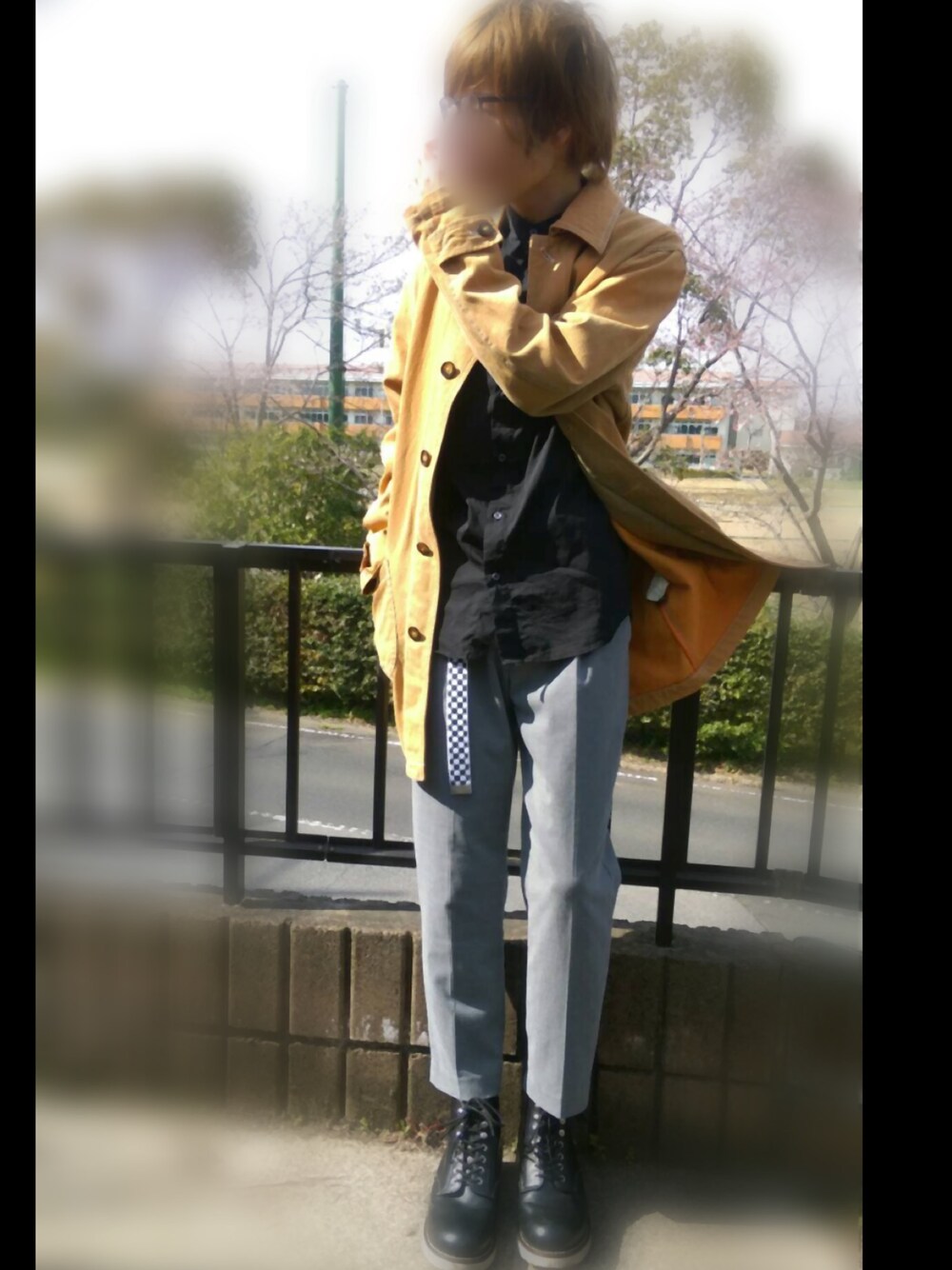 「ステンカラーコート、バンドカラーシャツ、バンドカラー、スラックス、ブーツ、シンプル、ガチャベルト」｜「HERE'Sのアイテム（ブルゾン、オレンジ系）」を使った、さゆうさん（メンズ・165cm）の春コーディネートの1枚目の写真