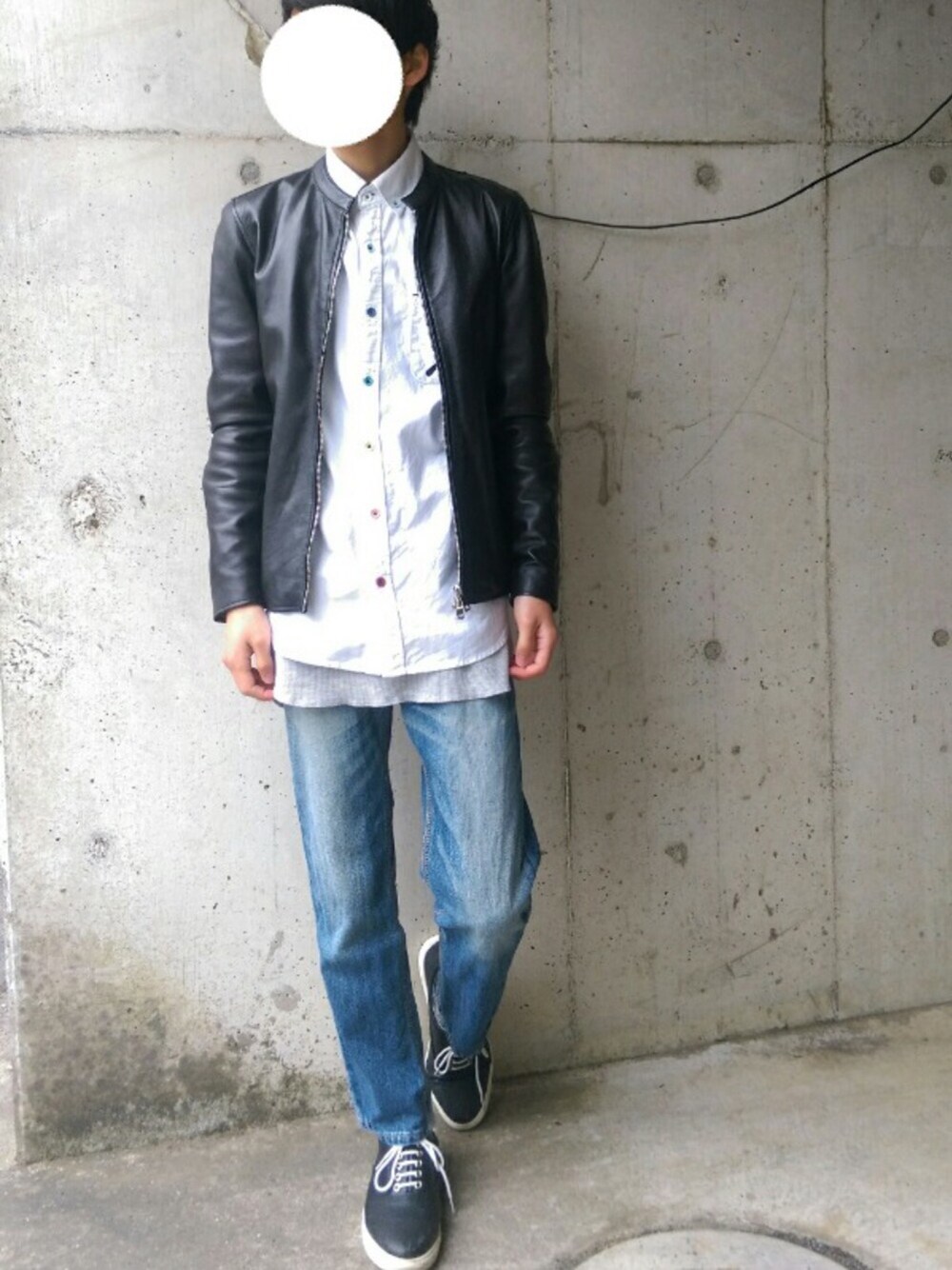 「ライダース、ウォッシュデニム、白Tシャツ、白シャツ、レイヤードスタイル」｜「UNITED TOKYOのラムレザーシングルライダース（ライダースジャケット、ブラック系）」を使った、さゆうさん（メンズ・165cm）の春コーディネートの1枚目の写真