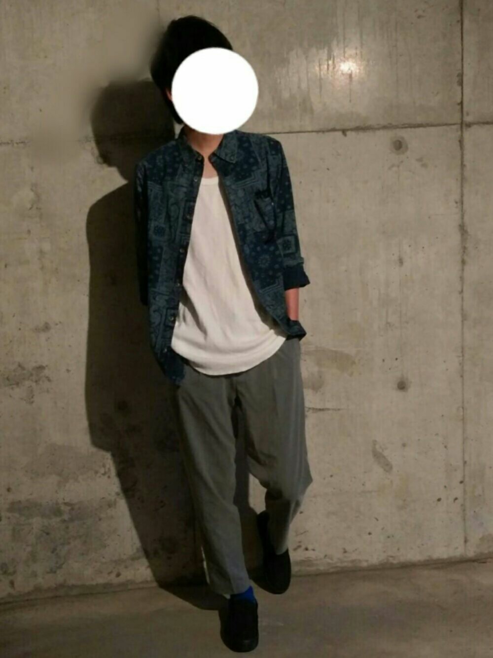 「デニムシャツ、レイヤードスタイル、サーマル、スリッポン」｜「AZUL by moussyのサーマルロングタンクトップ（タンクトップ、ホワイト系）」を使った、さゆうさん（メンズ・165cm）の春コーディネートの1枚目の写真