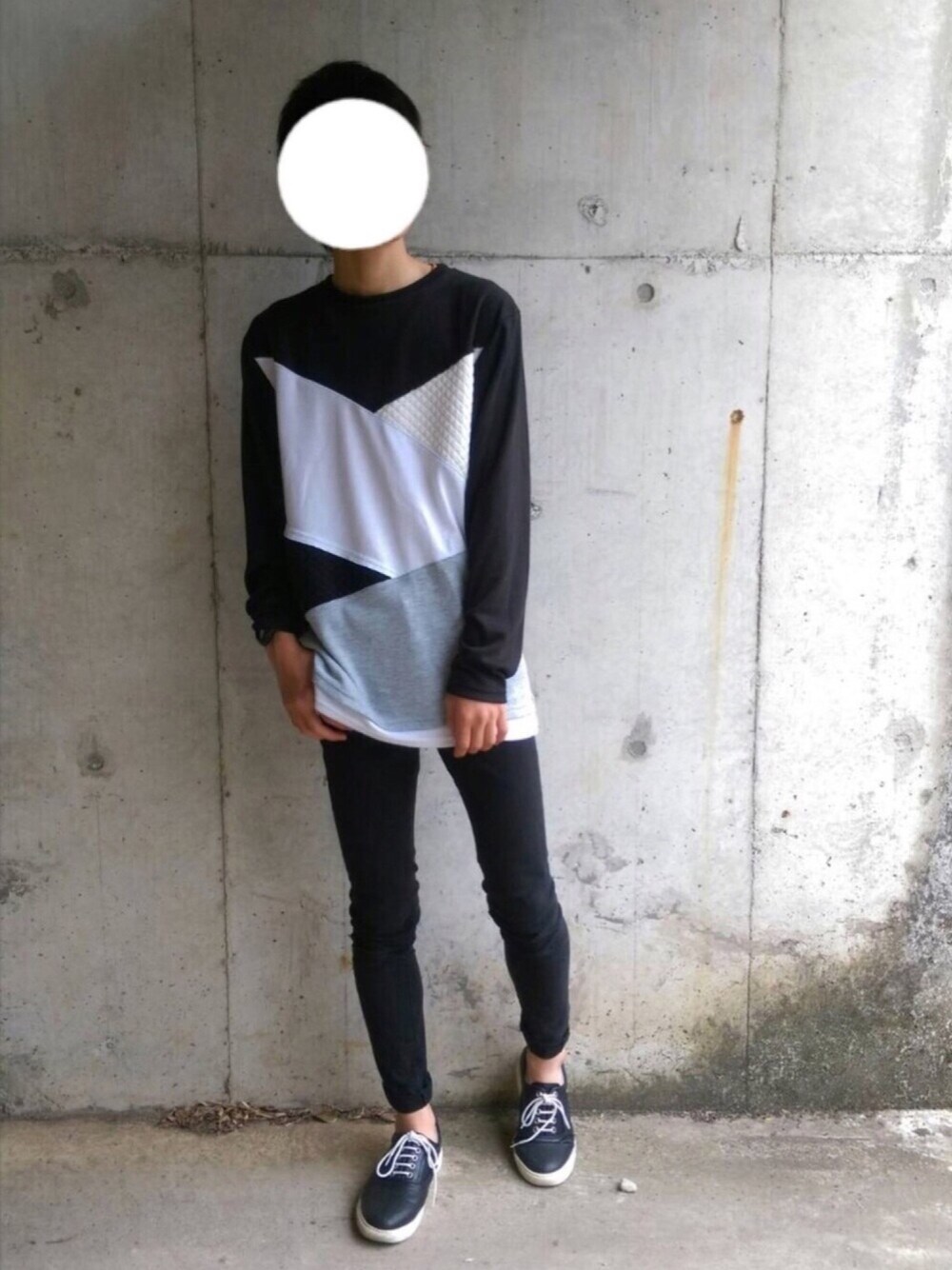 「キリカエトップス、黒スキニー、シンプル、モノトーン」｜「CIAOPANICのアイテム（Tシャツ/カットソー、ブラック系）」を使った、さゆうさん（メンズ・165cm）の春コーディネートの1枚目の写真