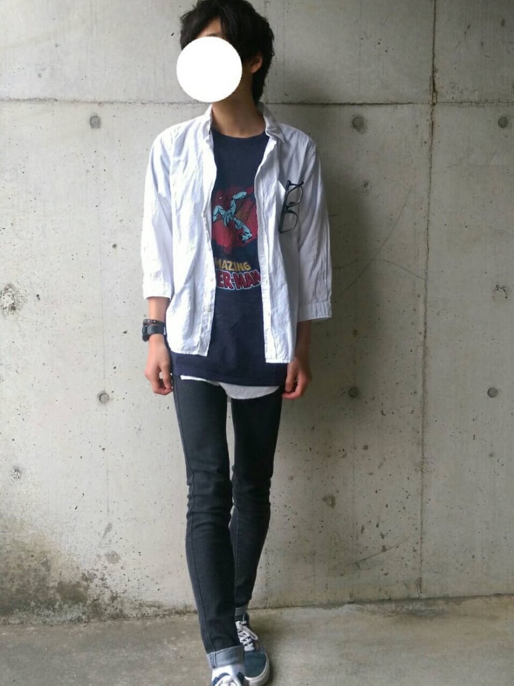 「Tシャツ、夏、レイヤードスタイル、スパイダーマン、白シャツ」｜「GLOBAL WORKの【GLOBAL WORK】ピンオックスボタンダウンシャツ/7分袖（シャツ/ブラウス、ホワイト系）」を使った、さゆうさん（メンズ・165cm）の夏コーディネートの1枚目の写真