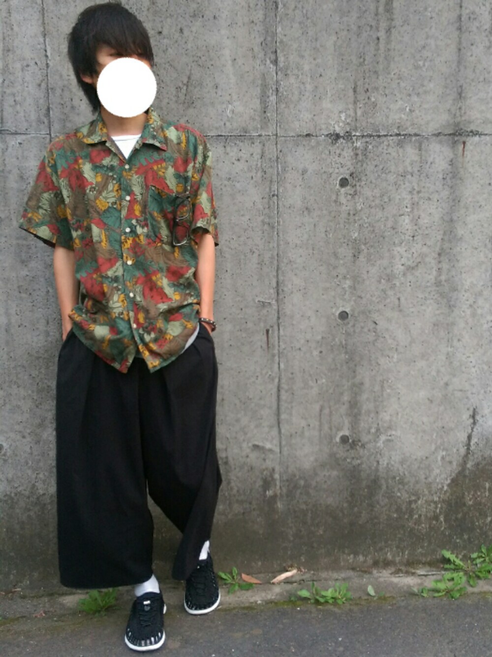 「summer、夏、ラフ、casual、アロハシャツ、オープンカラーシャツ、カジュアル、サンダル、サンダルに靴下、ワイドパンツ」｜「FLIGHLESS BIRDのアイテム（シャツ/ブラウス、グリーン系）」を使った、さゆうさん（メンズ・165cm）の夏コーディネートの1枚目の写真
