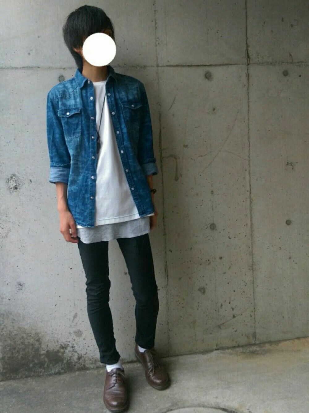 「カジュアル、夏、シャツスタイル、デニムシャツ、レイヤードスタイル、革靴、黒スキニー」｜「J.FERRYのJ.FERRY カモフラデニムウエスタンシャツ（シャツ/ブラウス、ブルー系）」を使った、さゆうさん（メンズ・165cm）の夏コーディネートの1枚目の写真
