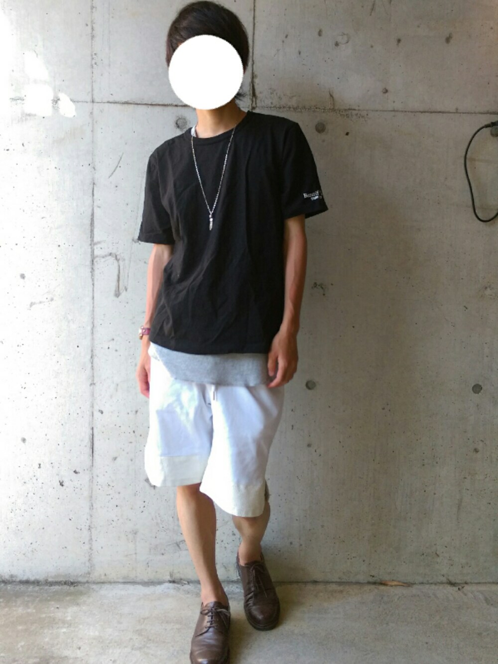 「シンプル、夏コーデ、ハーフパンツ、ショートパンツ、レイヤードスタイル」｜「COMME CA ISMのワンポイントプリントTシャツ（Tシャツ/カットソー、ブラック系）」を使った、さゆうさん（メンズ・165cm）の夏コーディネートの1枚目の写真