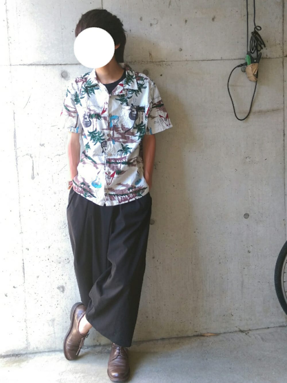 「休日スタイル、ラフ、夏、シャツスタイル、黒Tシャツ、アロハシャツ、ワイドパンツ、革靴」｜「Spa Resort Hawaiians Japanのアイテム（シャツ/ブラウス、ベージュ系）」を使った、さゆうさん（メンズ・165cm）の夏コーディネートの1枚目の写真