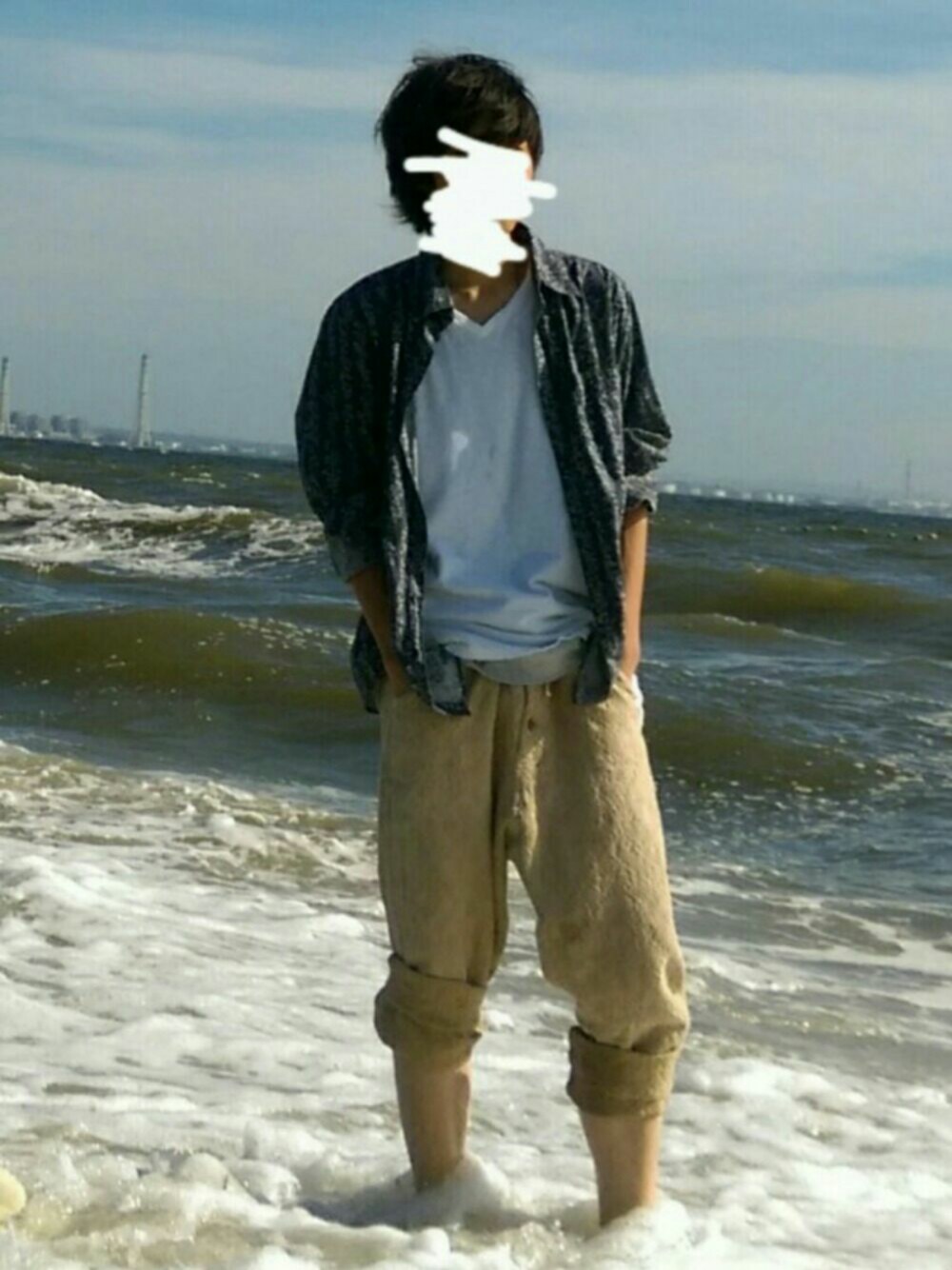 「夏、カジュアル、柄シャツ、無地T、海」｜「American EagleのAEOフレックスVネックTシャツ（Tシャツ/カットソー、ホワイト系）」を使った、さゆうさん（メンズ・165cm）の夏コーディネートの1枚目の写真