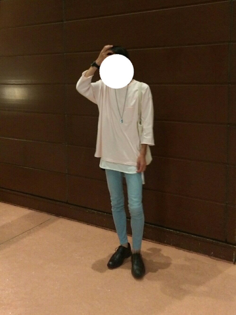 「シンプルコーデ、カジュアル、ゆるコーデ、ビッグT、ポケットＴシャツ、スキニーデニム、レイヤードスタイル、革靴、大学生、トートバッグ」｜「CIAOPANICのアイテム（スウェット、ピンク系）」を使った、さゆうさん（メンズ・165cm）の夏コーディネートの1枚目の写真