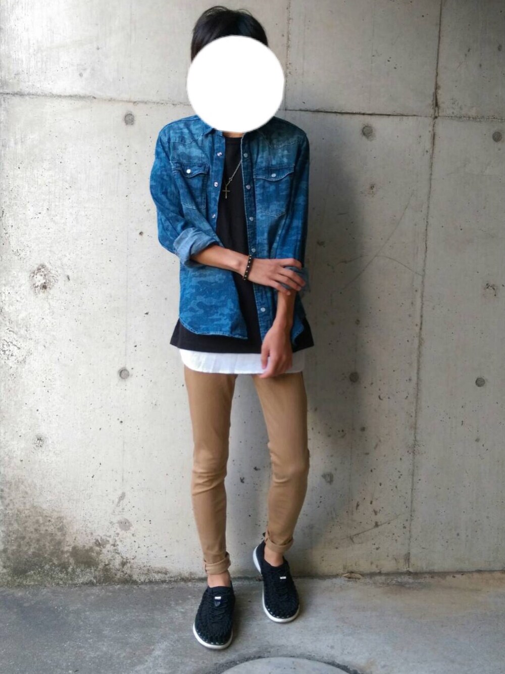 「スキニー、UNIQLO、ロールアップ、デニムシャツ」｜「J.FERRYのJ.FERRY カモフラデニムウエスタンシャツ（シャツ/ブラウス、ブルー系）」を使った、さゆうさん（メンズ・165cm）の夏コーディネートの1枚目の写真