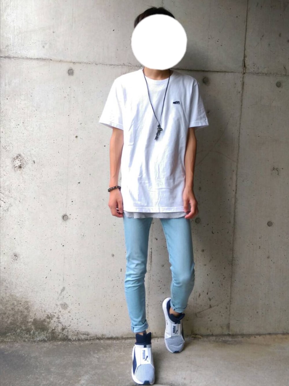「シンプルコーデ、夏コーデ、スキニー、デニム、レイヤードスタイル、ワンポイント、シンプル」｜「NEW BALANCEのワッペンT（Tシャツ/カットソー、ホワイト系）」を使った、さゆうさん（メンズ・165cm）の夏コーディネートの1枚目の写真