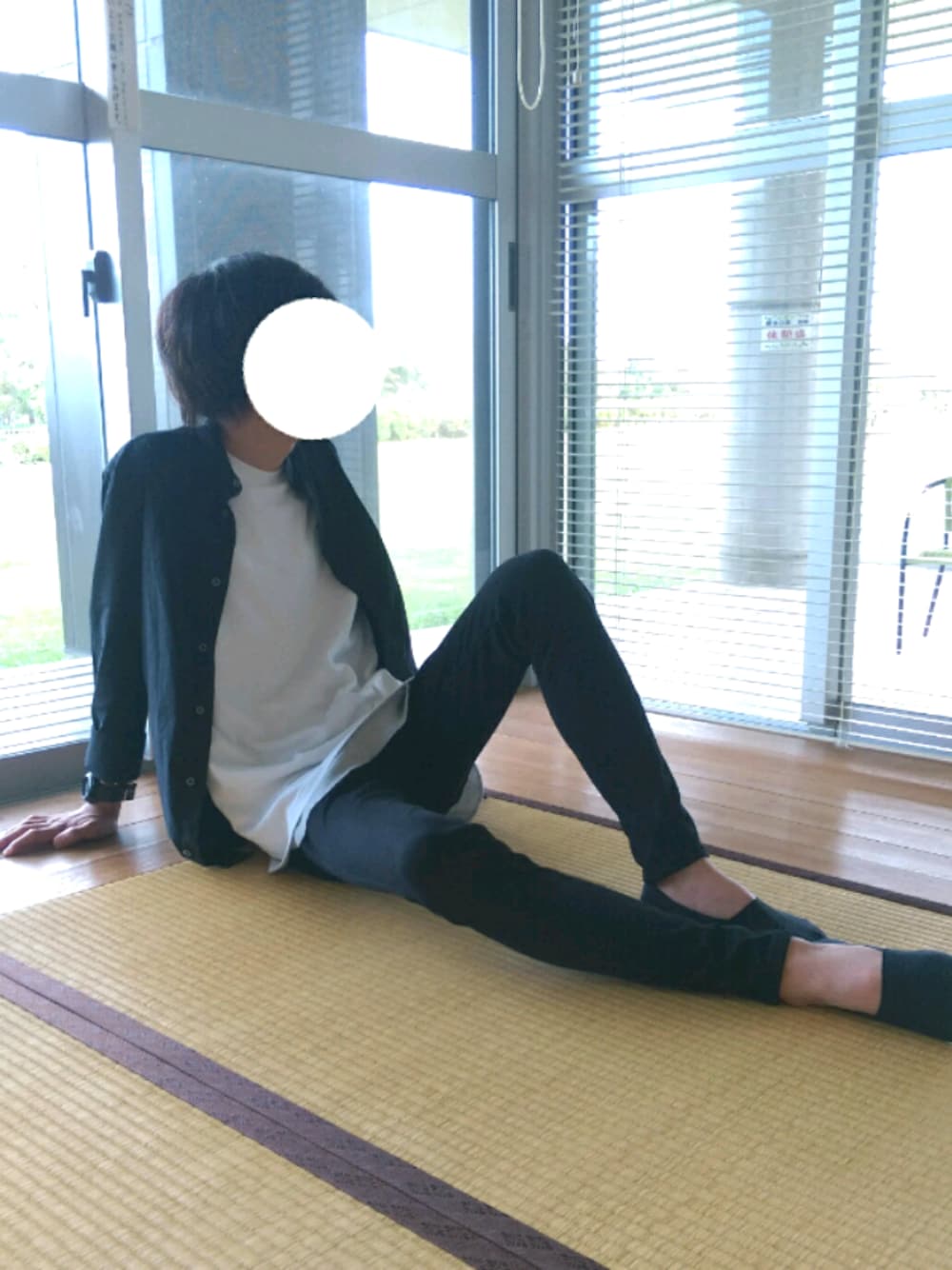 「シンプル、きれいめカジュアル、黒スキニー、シャツ、モノトーン」｜「NEW BALANCEのワッペンT（Tシャツ/カットソー、ホワイト系）」を使った、さゆうさん（メンズ・165cm）の秋コーディネートの1枚目の写真