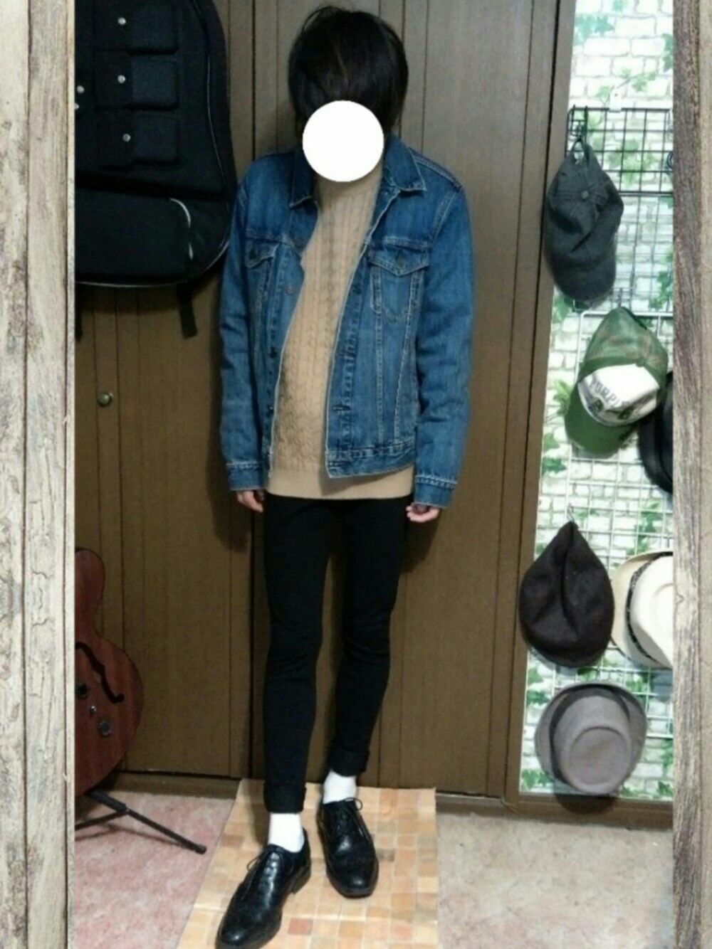 「デニムジャケット、黒スキニー、革靴、ニット」｜「Levi'sのデニムジャケット-ミッドカラー/14.8oz デニム（デニムジャケット、ブルー系）」を使った、さゆうさん（メンズ・165cm）の秋コーディネートの1枚目の写真