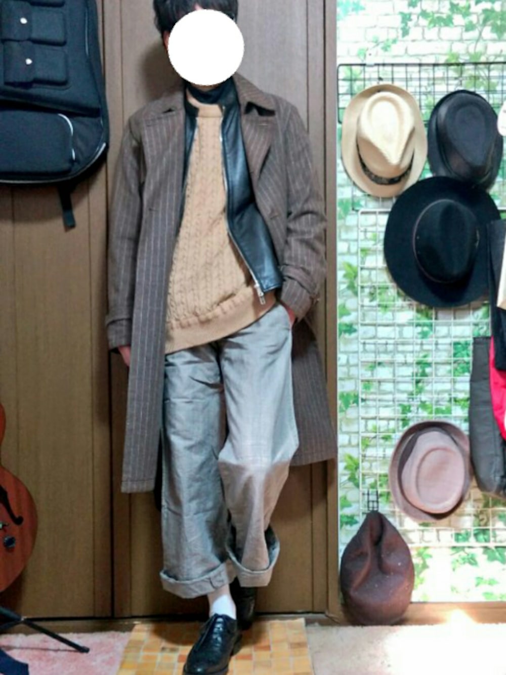 「ワイドパンツ、オーバーサイズ、革靴、グレンチェック」｜「UNIQLOのMEN ソフトタッチタートルネックT（長袖）（Tシャツ/カットソー、ホワイト系）」を使った、さゆうさん（メンズ・165cm）の冬コーディネートの1枚目の写真