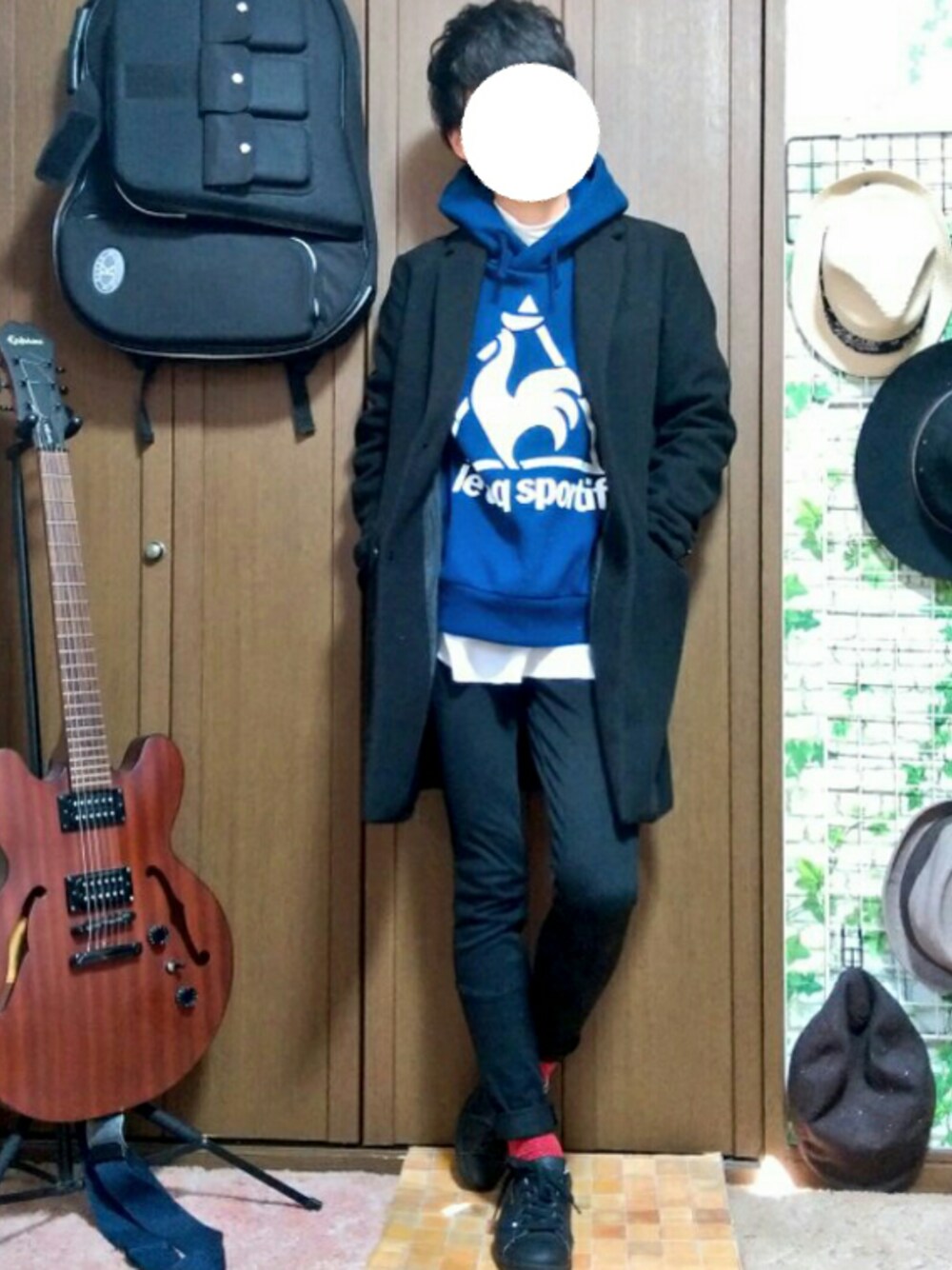 「黒スキニー、オトナカジュアル、レイヤードスタイル、パーカー、チェスターコート、le coq sportif、シンプル」｜「semantic designのセマンティックデザイン/semantic design ウールライクモードチェスターコート（チェスターコート、ブラック系）」を使った、さゆうさん（メンズ・165cm）の冬コーディネートの1枚目の写真