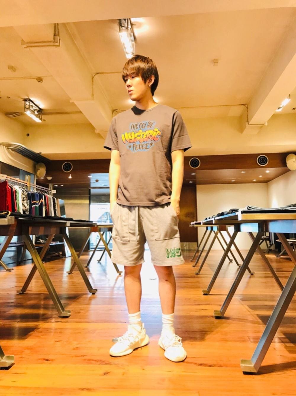 「Tシャツ、Hysteric Glamour、夏コーデ、ヒステリックグラマー」｜「HYSTERIC GLAMOURのHYS pt 巾着付セットアップ（ルームウェア/パジャマ、グレー系）」を使った、hyshmt04さん（メンズ・180cm）の夏コーディネートの1枚目の写真
