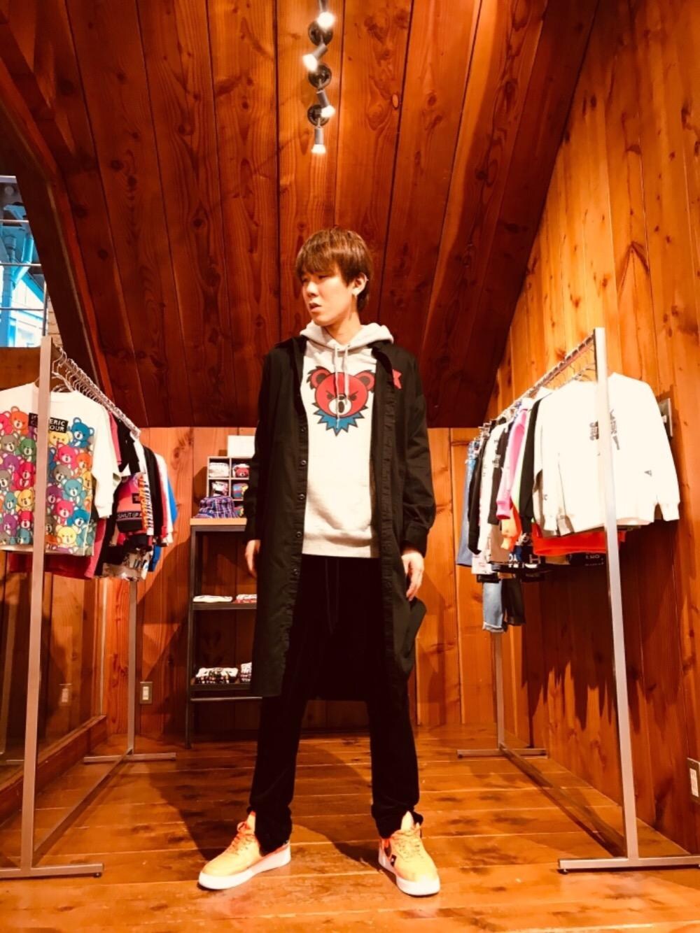 「カジュアル、パーカー、ストリート、Hysteric Glamour、ラフ、ヒステリックグラマー、秋コーデ」｜「HYSTERIC GLAMOURのTICKET PATCH 長袖シャツワンピース（シャツワンピース、ブラック系）」を使った、hyshmt04さん（メンズ・180cm）の秋コーディネートの1枚目の写真