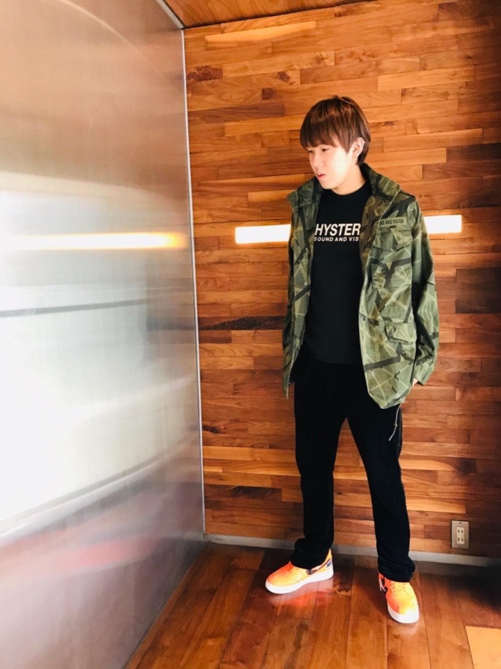 「カジュアル、ストリート、Hysteric Glamour、ヒステリックグラマー、秋コーデ、秋アウター」｜「HYSTERIC GLAMOURのHYS ATHLETIC pt Tシャツ（Tシャツ/カットソー、ブラック系）」を使った、hyshmt04さん（メンズ・180cm）の秋コーディネートの1枚目の写真