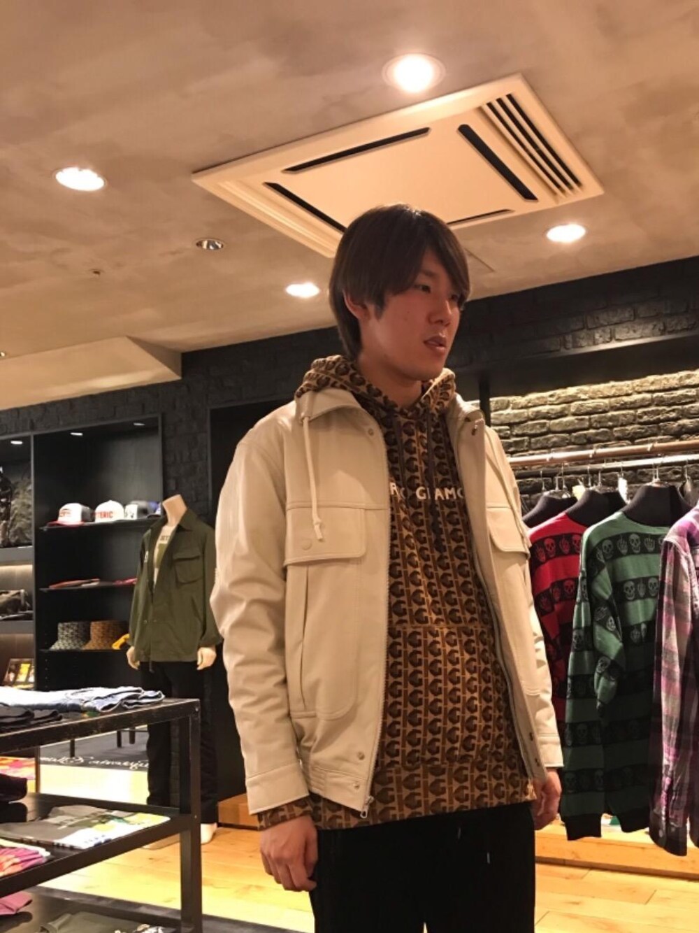 「春コーデ、レザーコーデ」｜「HYSTERIC GLAMOURのラムレザーオーバーサイズブルゾン（ブルゾン、ホワイト系）」を使った、hyshmt04さん（メンズ・180cm）の冬コーディネートの1枚目の写真