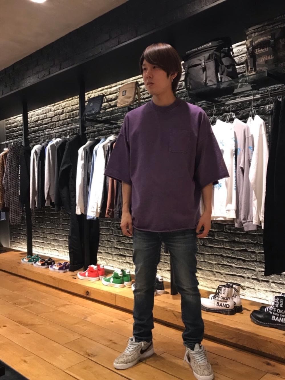 「Hysteric Glamour、ヒステリックグラマー」｜「HYSTERIC GLAMOURのSP加工ストレッチデニム スリムパンツ（デニムパンツ、ブルー系）」を使った、hyshmt04さん（メンズ・180cm）の春コーディネートの1枚目の写真