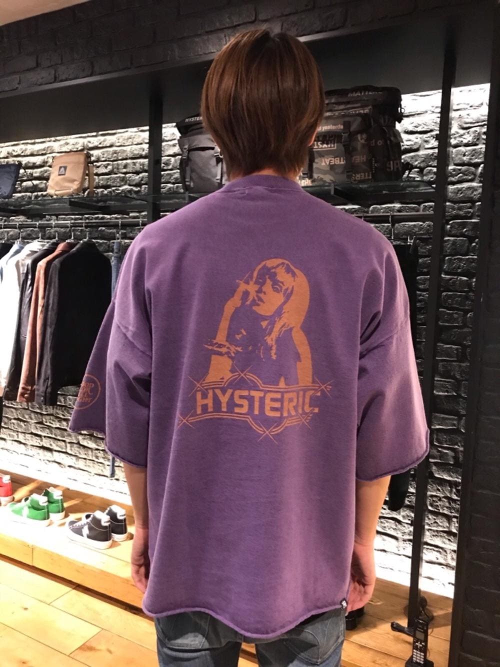 「Hysteric Glamour、春コーデ、ヒステリックグラマー、ストリートコーデ」｜「HYSTERIC GLAMOURのSP加工ストレッチデニム スリムパンツ（デニムパンツ、ブルー系）」を使った、hyshmt04さん（メンズ・180cm）の春コーディネートの1枚目の写真