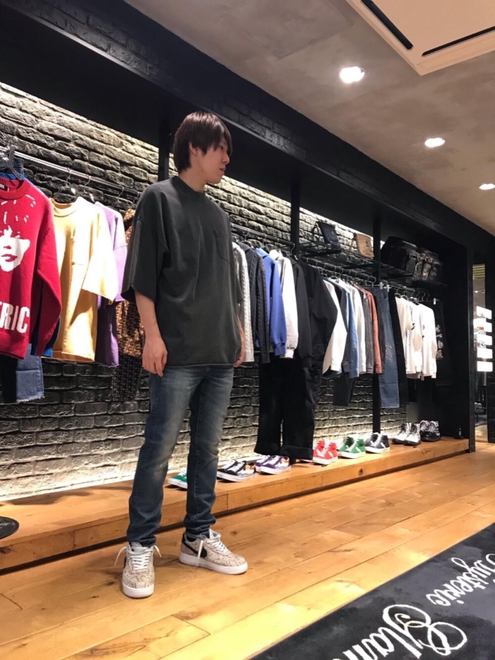 「Hysteric Glamour、春コーデ、ヒステリックグラマー、ストリートコーデ」｜「HYSTERIC GLAMOURのSP加工ストレッチデニム スリムパンツ（デニムパンツ、ブルー系）」を使った、hyshmt04さん（メンズ・180cm）の春コーディネートの1枚目の写真