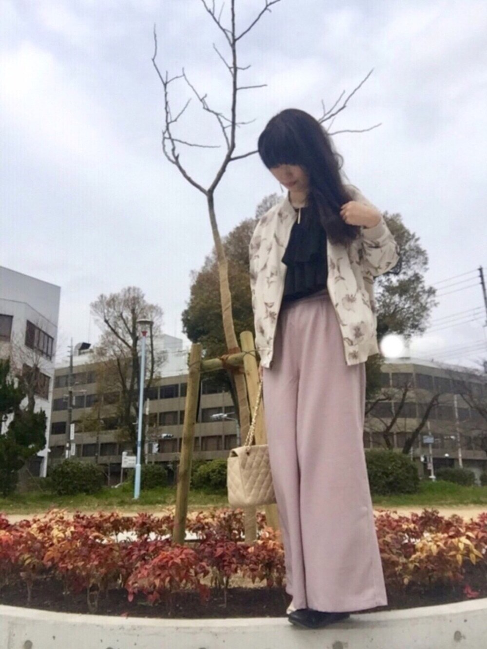 ホワイト系のブルゾン、ブラック系のTシャツ/カットソー、ピンク系のその他パンツを着用したレディースの春コーディネートの1枚目の写真