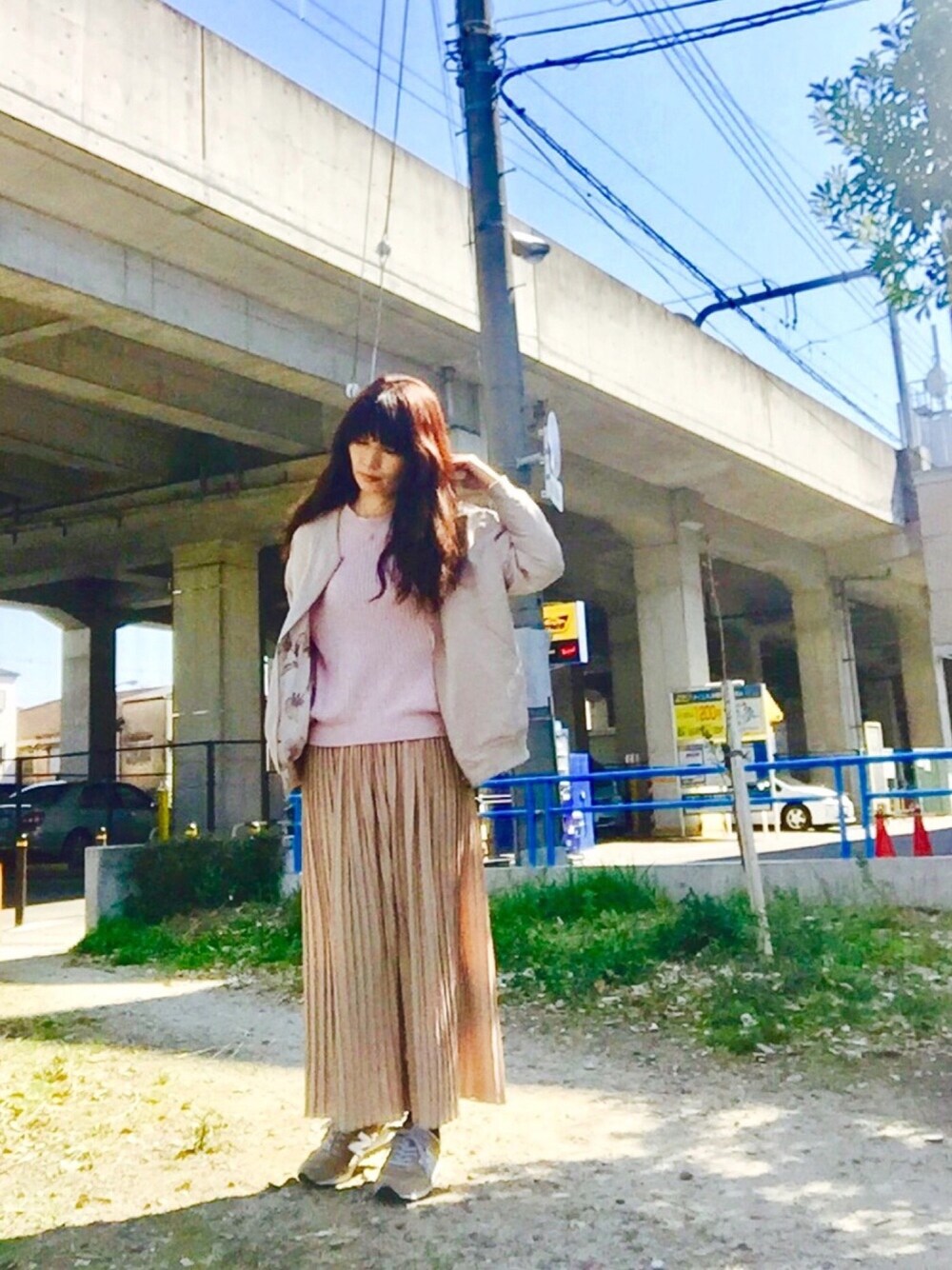 ホワイト系のブルゾン、ピンク系のニット/セーター、ベージュ系のパンツを着用したレディースの春コーディネートの1枚目の写真