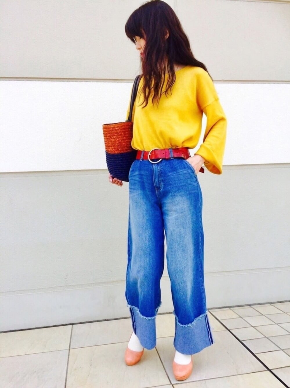 イエロー系のTシャツ/カットソー、イエロー系のチュニック、ブルー系のデニムパンツを着用したレディースの春コーディネートの1枚目の写真