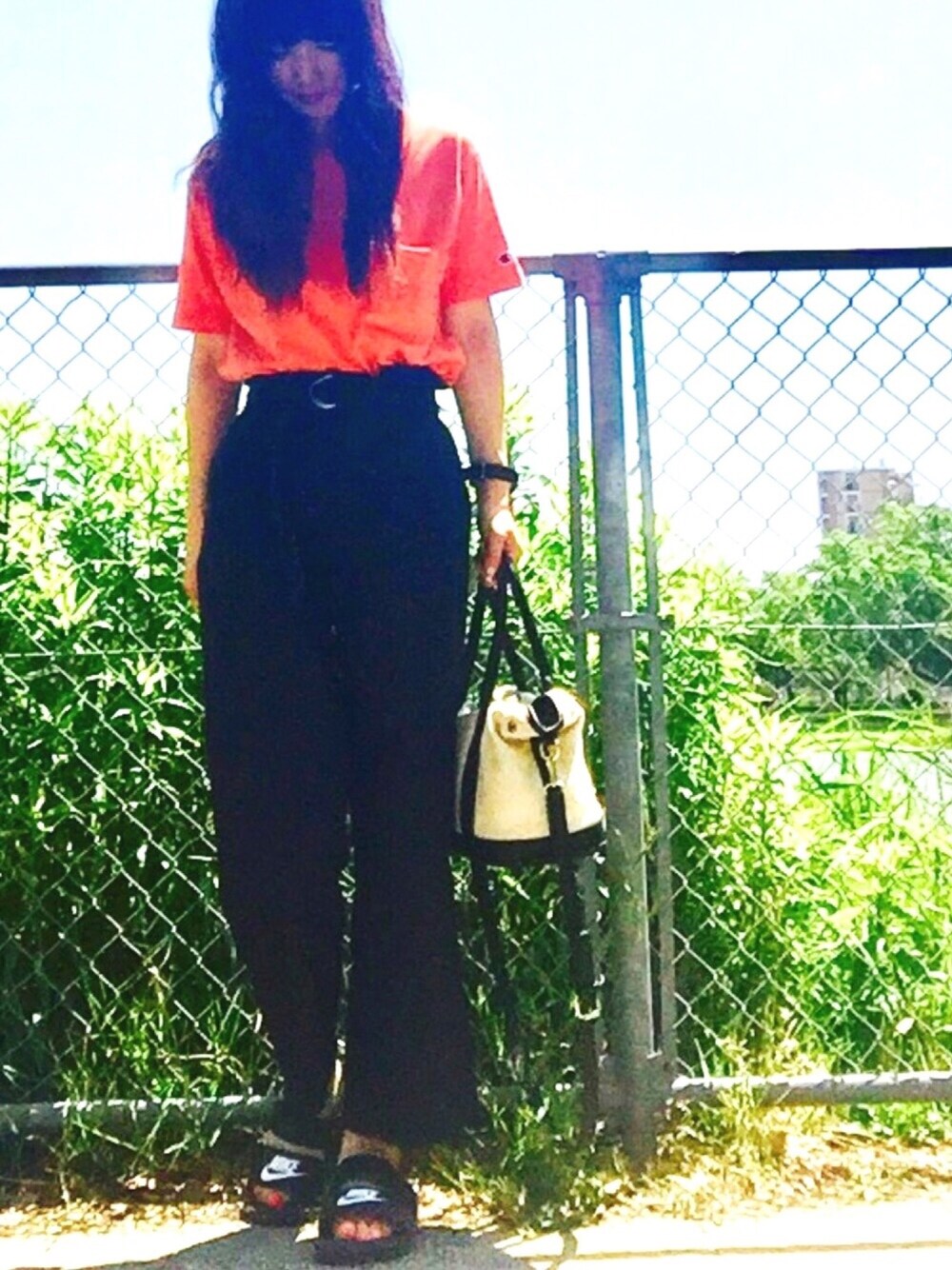 オレンジ系のTシャツ/カットソー、ブルー系のその他パンツ、ブラック系のサンダルを着用したレディースの春コーディネートの1枚目の写真