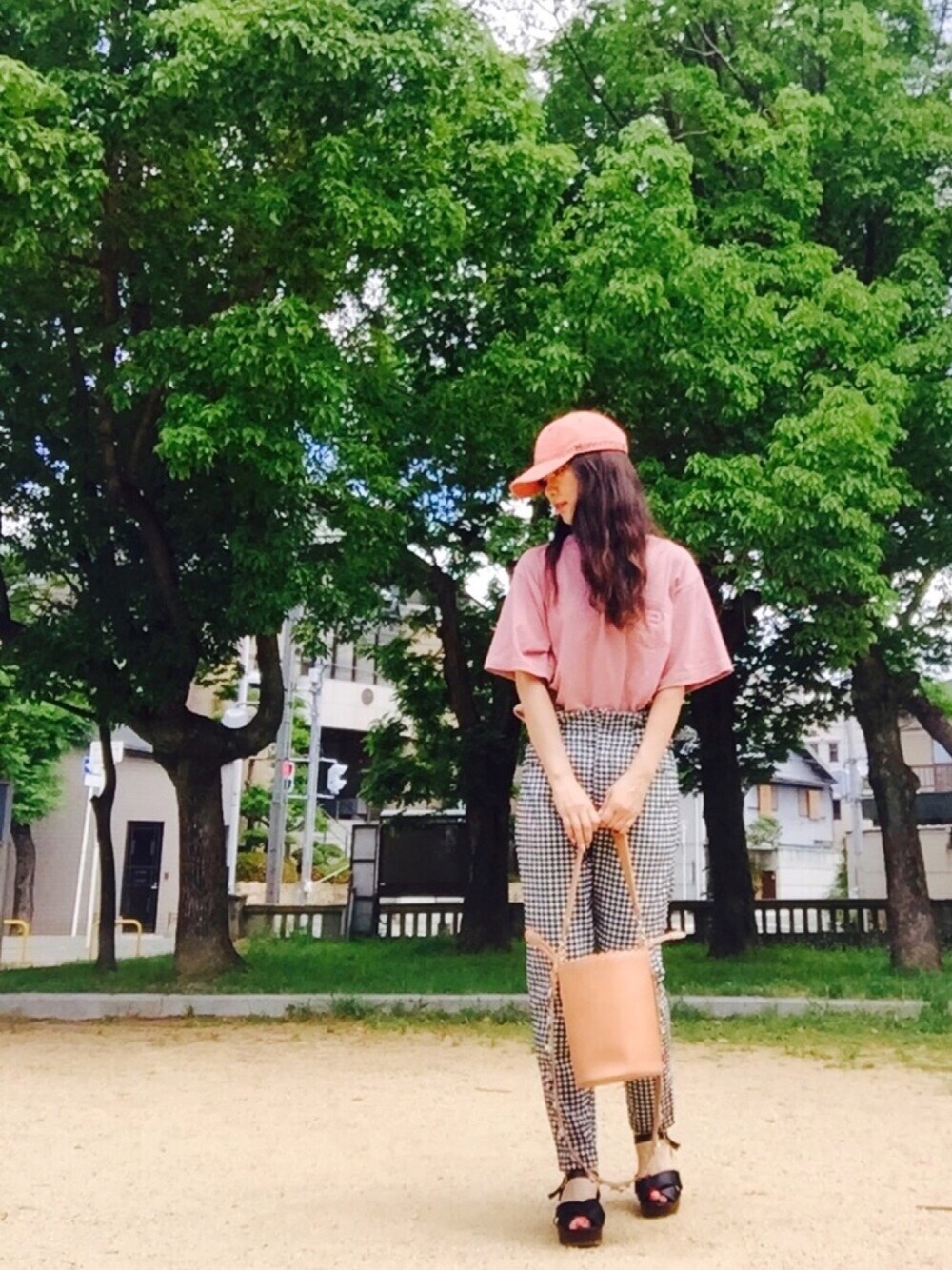 ピンク系のTシャツ/カットソー、ホワイト系のその他パンツ、ブラック系のサンダルを着用したレディースの春コーディネートの1枚目の写真