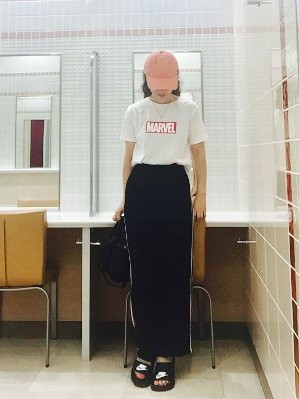 ブラック系のその他パンツ、ブラック系のサンダル、ホワイト系のTシャツ/カットソーを着用したレディースの夏コーディネートの1枚目の写真