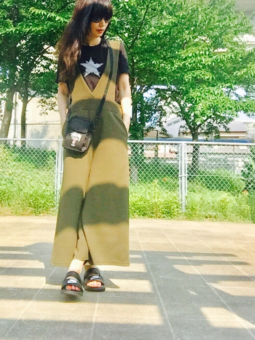 「星柄、UNIQLO、カーキ×黒、サングラス、シャワーサンダル、付録バッグ、サロペット、Dragon Ash、ロックT、プチプラコーデ」｜「folkloreのフクレジャガードサロペット（サロペット/オーバーオール、グリーン系）」を使った、maju☆*:.｡. ♪さん（レディース・161cm）の夏コーディネートの1枚目の写真