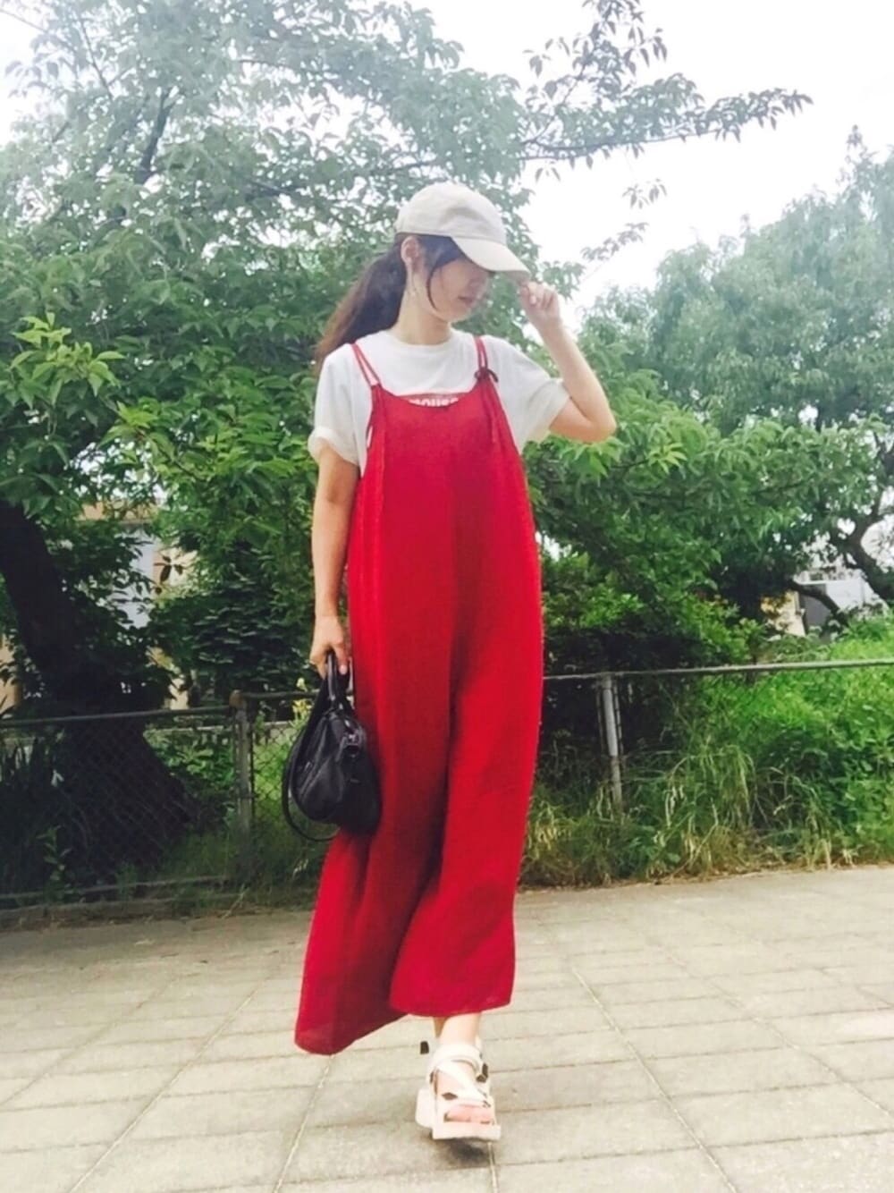 「サロペット、赤、キャツプ、moussy、ロゴT、スポーツサンダル、GU、ピアス、ポニーテール、赤×白」｜「E hyphen world galleryのリボンオールインワン（つなぎ/オールインワン、レッド系）」を使った、maju☆*:.｡. ♪さん（レディース・161cm）の夏コーディネートの1枚目の写真
