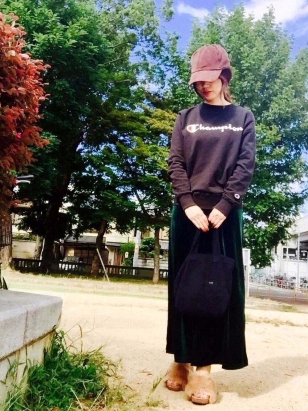 ブラック系のスウェット、グリーン系のその他パンツ、ブルー系のトートバッグを着用したレディースの秋コーディネートの1枚目の写真