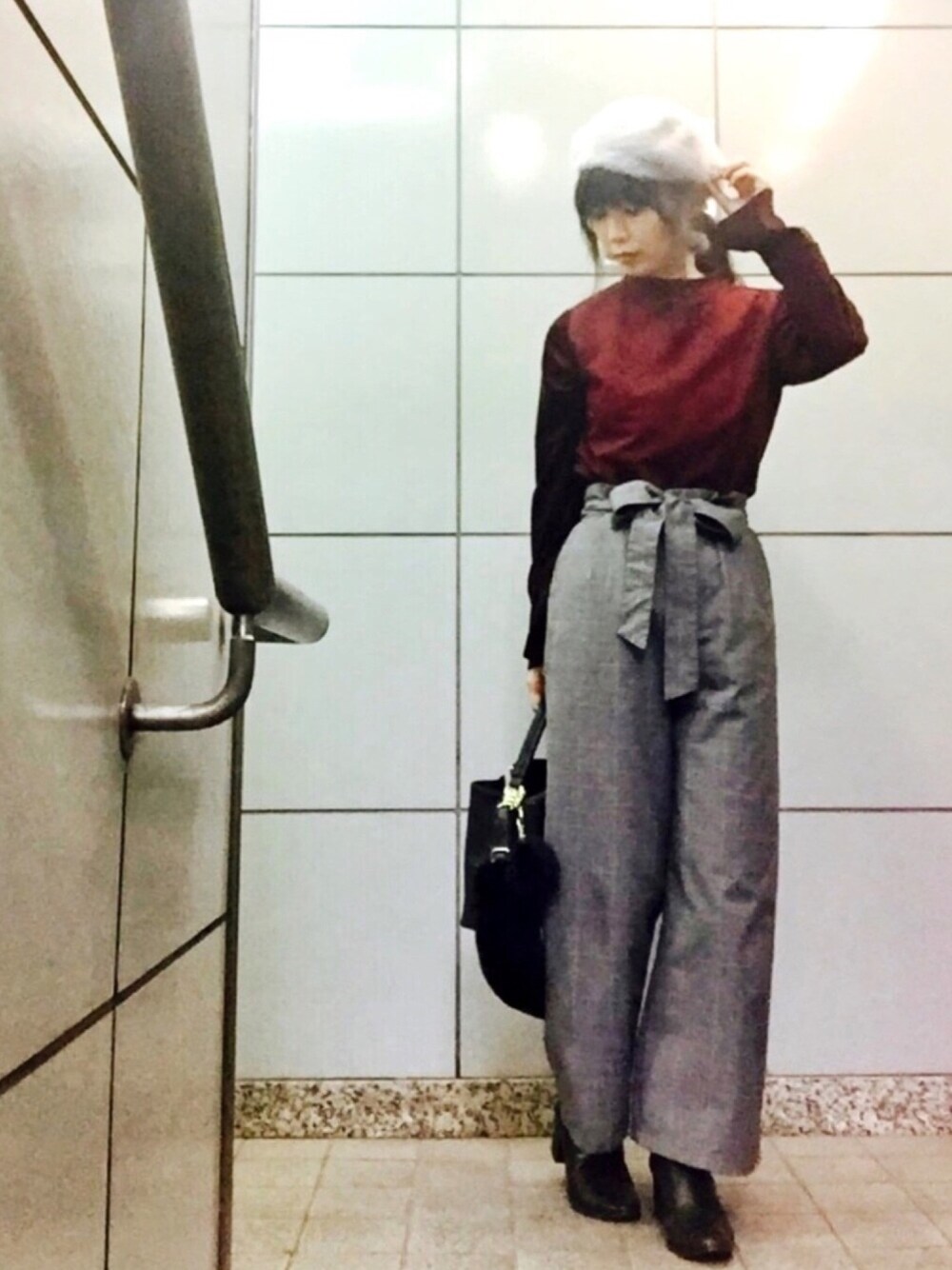 レッド系のTシャツ/カットソー、グレー系のその他パンツ、ブラック系のショルダーバッグを着用したレディースの秋コーディネートの1枚目の写真
