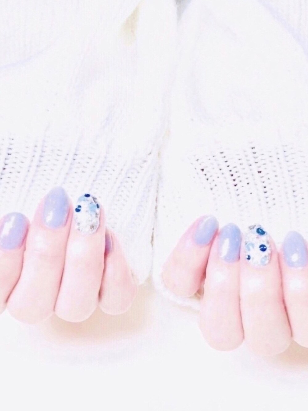 ホワイト系のニット/セーター、ブルー系のハンドケア/ハンドクリーム、ピンク系のハンドケア/ハンドクリームを着用したレディースの冬コーディネートの1枚目の写真